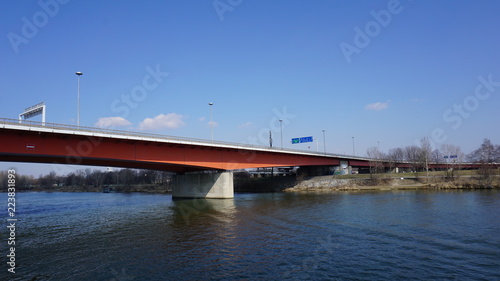 Brücken über der Donau zwischen Krems in der Wachau und Wien im Frühling © Achim Kietzmann