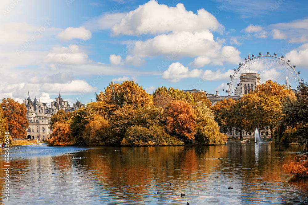 Naklejka premium St. James Park w Londynie jesienią w złotym słońcu, Wielka Brytania