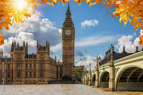 London im Herbst: Blick auf den Big Ben Turm am Westminster Palast bei goldenem Sonnenschein