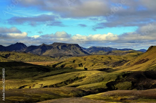 Montañas desnudas y salvajes del paisaje volcánico de Islandia, (Iceland).