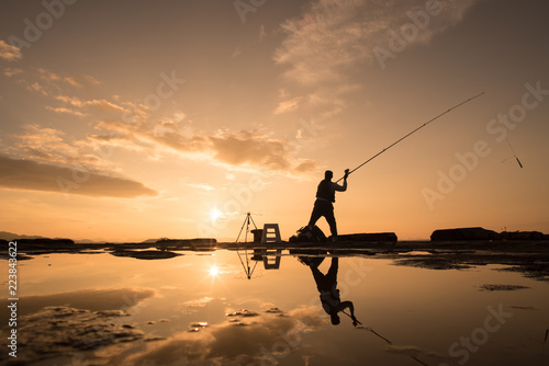 朝日と釣り人 © Ken Kato