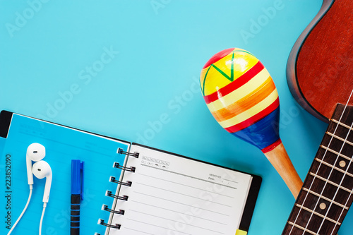 Ukulele with maracas, opene...