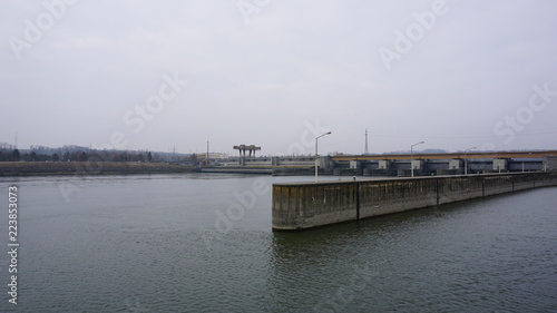 Wallpaper Mural Schleuse, Donau, Österreich von einem Flusskreuzfahrtschiff Torontodigital.ca