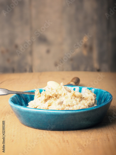 Organic porridge with almonds