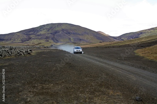 Coche circulando por las solitarias pistas del desierto volcánico de Islandia (Iceland). © AngelLuis