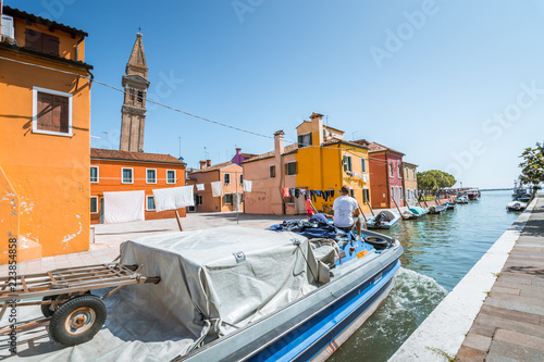 Fototapeta Naklejka Na Ścianę i Meble -  Historical architecture and landmarks in Venice old town in Italy. Narrow streets with colorful buildings surrounded by tourists. Beautiful scenery of romantic canals and boats.