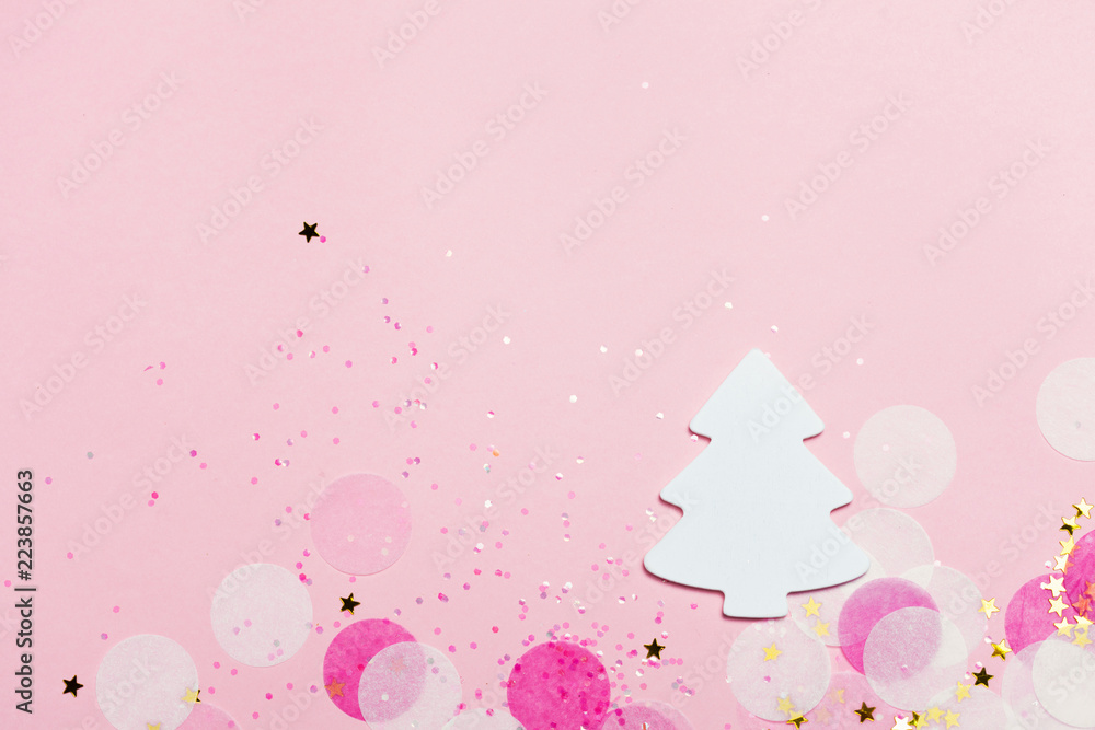 Christmas festive banner background: white christmas tree and confetti with sparcling glitter and stars.