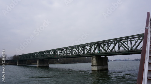 Fototapeta Naklejka Na Ścianę i Meble -  Brücken über der Donau zwischen Passau in Bayern und Wien im Frühling