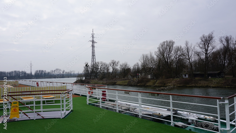Obraz premium Flusskreuzfahrt auf der Donau zwischen Wien und Linz, Richtung Passau