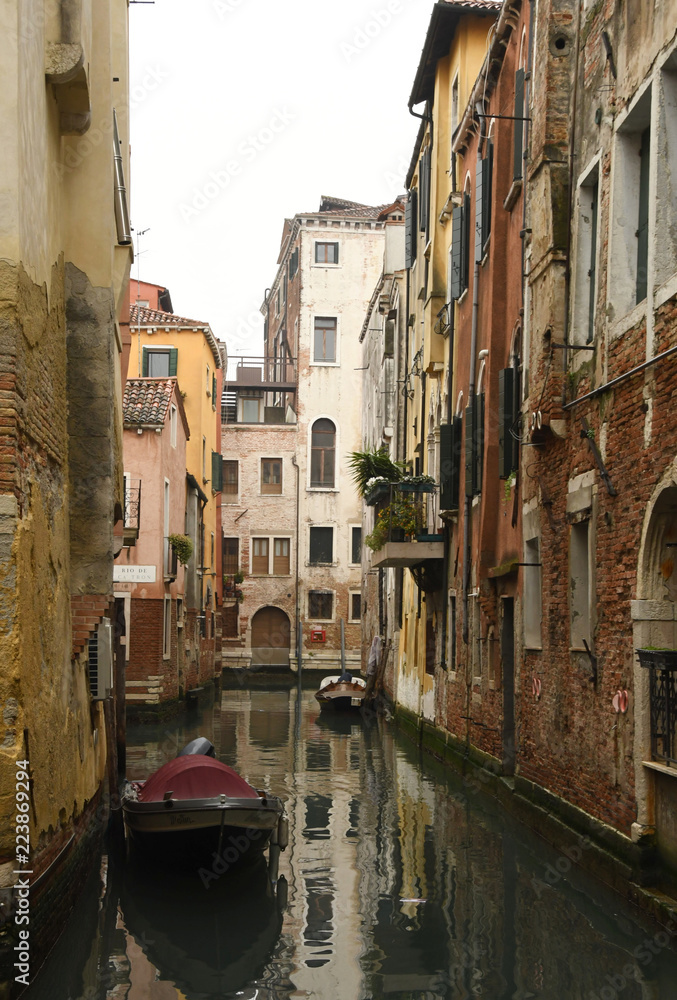 Kleiner Kanal in Venedig mit alten Häusern