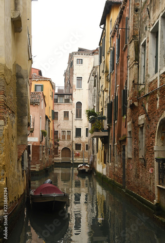 Kleiner Kanal in Venedig mit alten Häusern © Laura Kantt