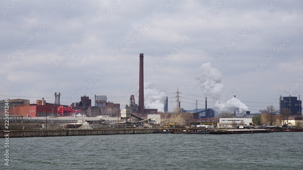 Linz an der Donau, Industriehafen und Brücken, fotografiert von einem Flusskreuzfahrtschiff im Frühjahr