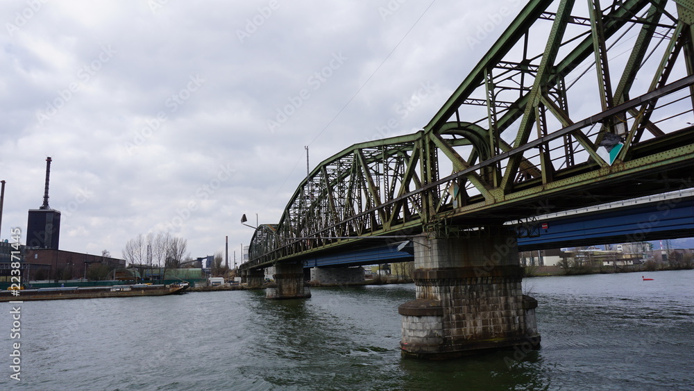 Naklejka premium Linz an der Donau, Industriehafen und Brücken, fotografiert von einem Flusskreuzfahrtschiff im Frühjahr