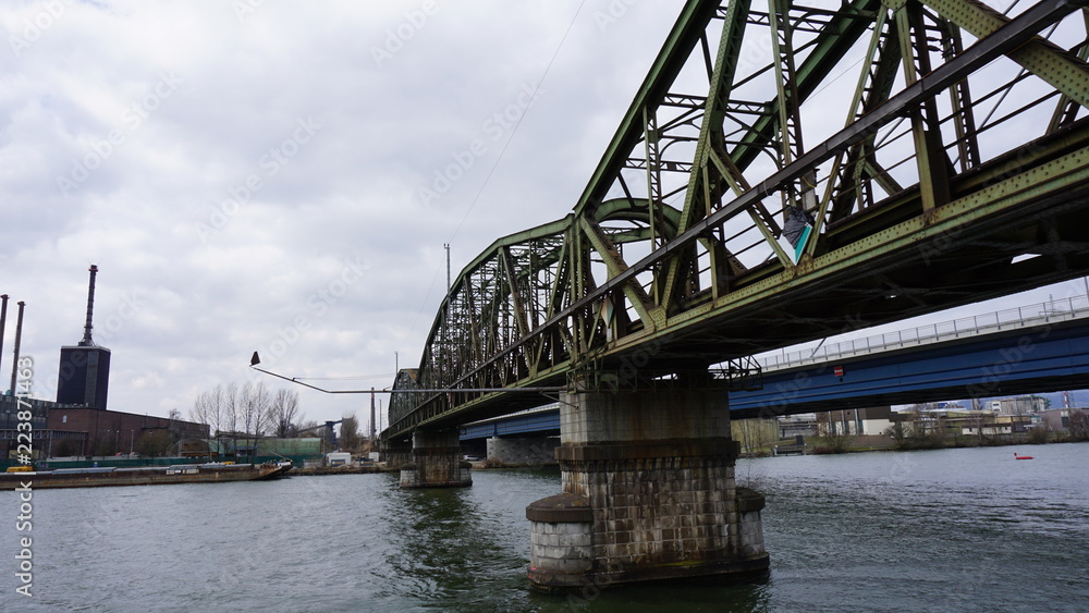 Naklejka premium Linz an der Donau, Industriehafen und Brücken, fotografiert von einem Flusskreuzfahrtschiff im Frühjahr
