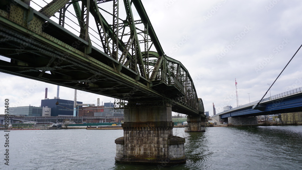 Linz an der Donau, Industriehafen und Brücken, fotografiert von einem Flusskreuzfahrtschiff im Frühjahr