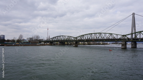 Linz an der Donau, Industriehafen und Brücken, fotografiert von einem Flusskreuzfahrtschiff im Frühjahr