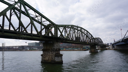 Linz an der Donau, Industriehafen und Brücken, fotografiert von einem Flusskreuzfahrtschiff im Frühjahr