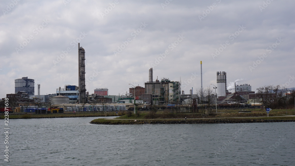 Linz an der Donau, Industriehafen und Brücken, fotografiert von einem Flusskreuzfahrtschiff im Frühjahr