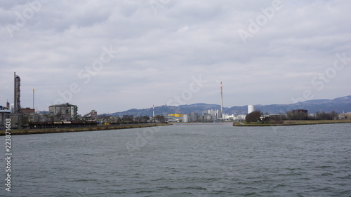 Linz an der Donau, Industriehafen und Brücken, fotografiert von einem Flusskreuzfahrtschiff im Frühjahr © Achim Kietzmann