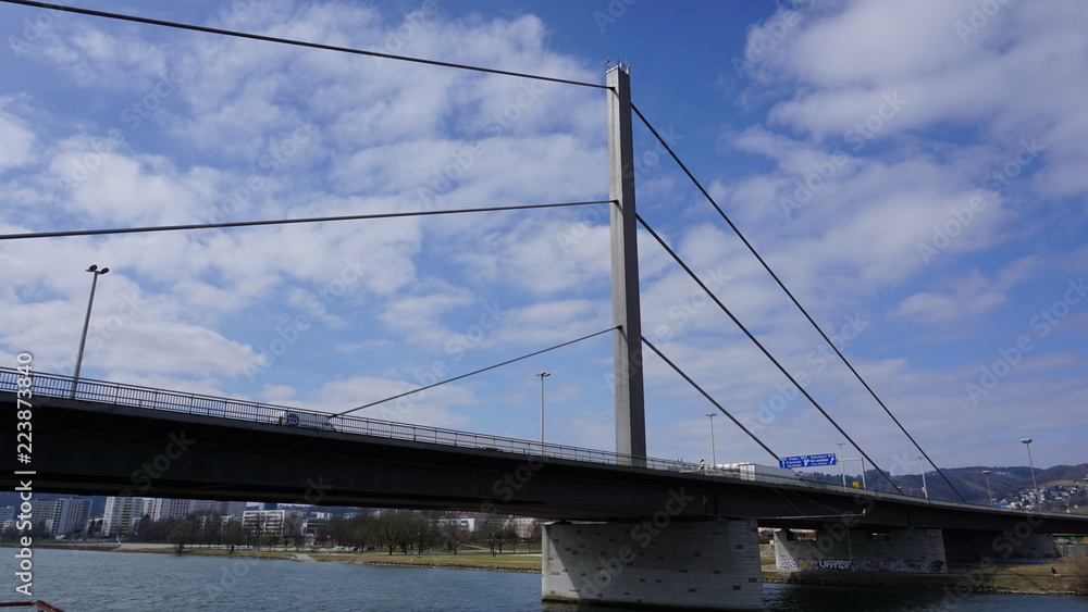 Linz, Donau, Österreich, Brücken und Brückenpfeiler, fotografiert von eine Flusskreuzfahrtschiff