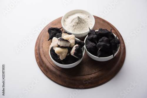 Foto cooked Water chestnut with flour or powder, also known as singada/singara or shi