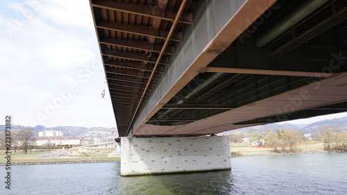 Linz, Donau, Österreich, Brücken und Brückenpfeiler, fotografiert von eine Flusskreuzfahrtschiff © Achim Kietzmann