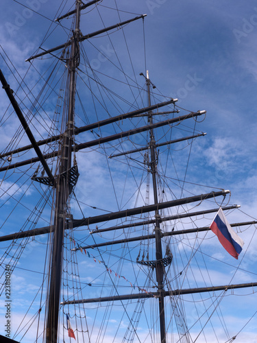 Die Masten und Takelage eines Segelbootes mit 2 Masten vor strahlend blauem Himmel.