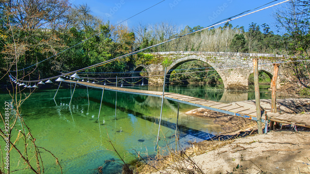 Fototapeta premium Pasarela para la pesca de la lamprea (Petromyzon marinus) en las cercanías de Ponte de Fillaboa (Pontevedra, Galicia, España)