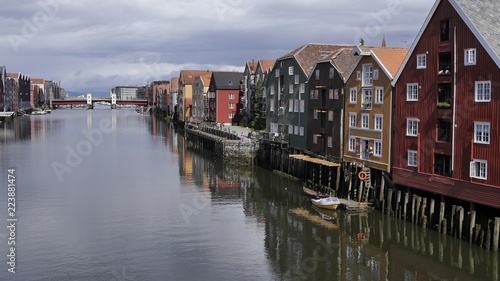 Blick auf den historischen Kanalhafen und die Altstadt Bakklandet, Trondheim, Norwegen