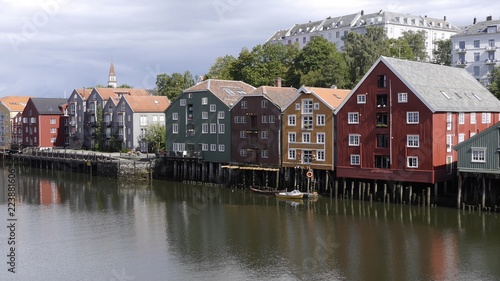 Blick auf den historischen Kanalhafen und die Altstadt Bakklandet, Trondheim, Norwegen © Roadfun