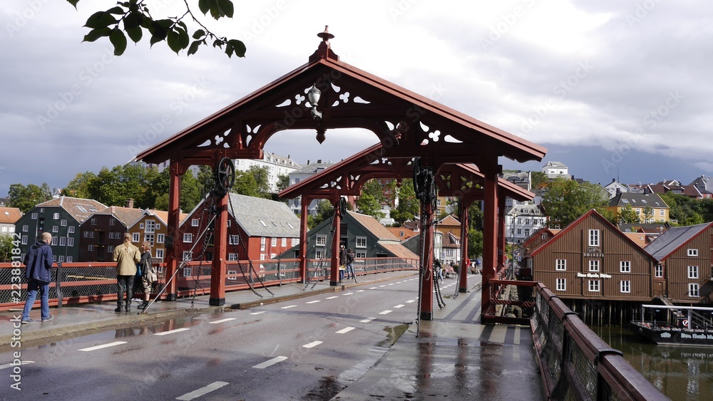 Blick auf Gamle Bybroen und Altstadt Bakklandet, Trondheim, Norwegen Blick auf Gamle Bybroen und Altstadt Bakklandet, Trondheim, Norwegen