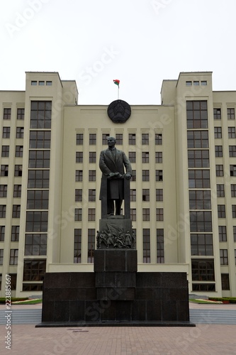 Памятник Ленину в Минске на площади Независимости перед Домом Правительства