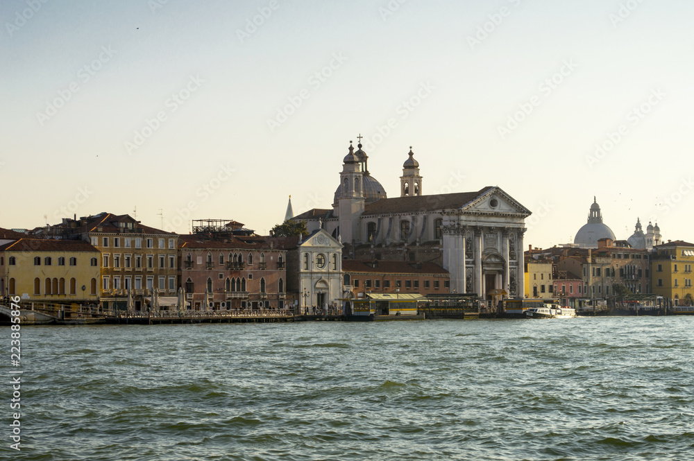Vista desde los canales de Venecia