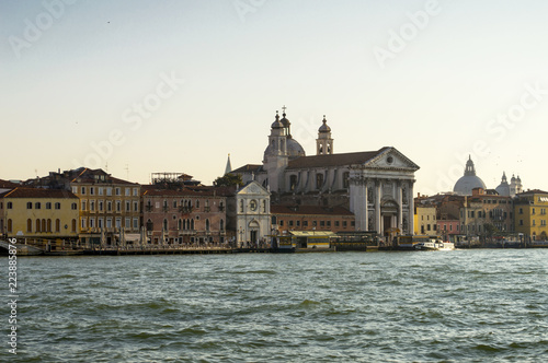 Vista desde los canales de Venecia
