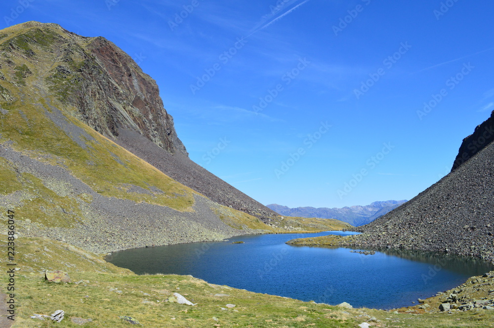 Lago de alta montaña en los Pirineos