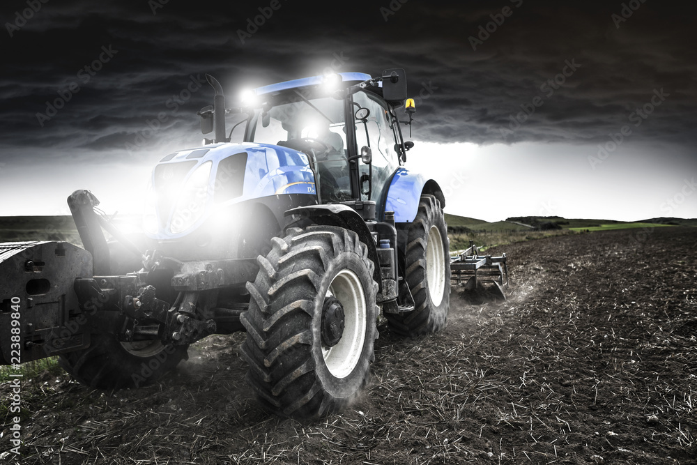 Obraz premium travail de nuit avant l'orage