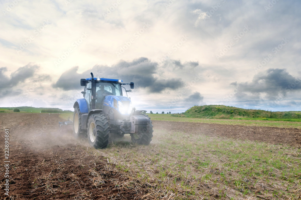 Fototapeta premium travail au coucher du soleil