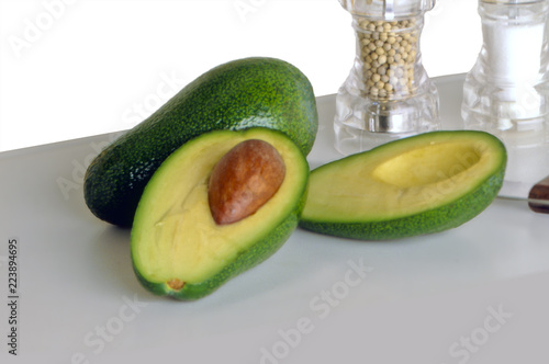 Avocado Stillife Arrangement mit Pfeffer Streuer