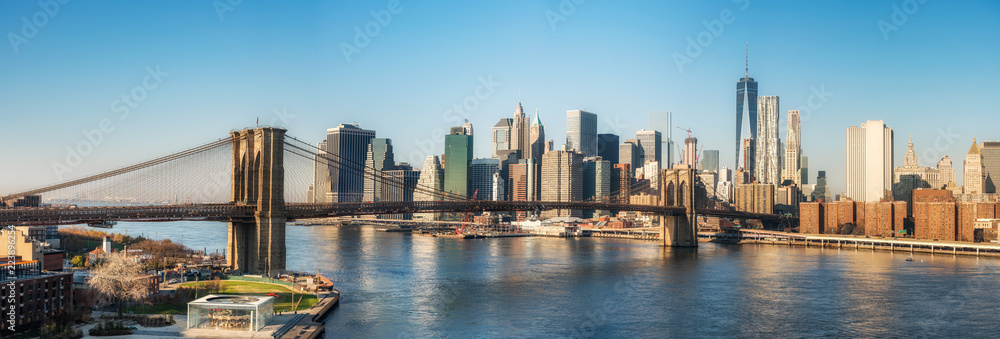 Brooklyn bridge and Manhattan at sunny day, New York City - obrazy, fototapety, plakaty 