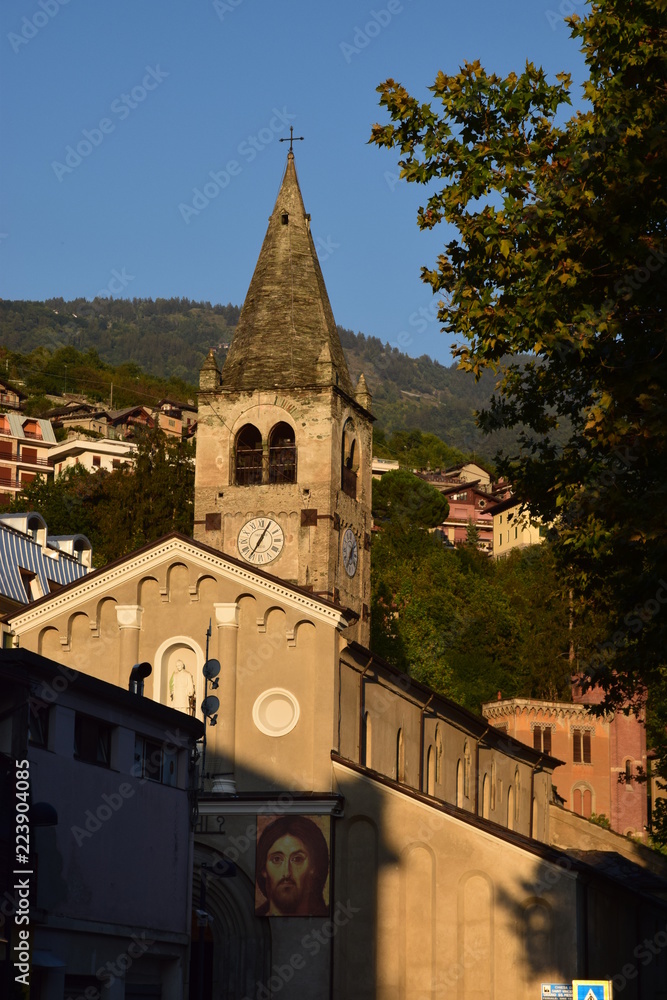 Obraz premium Saint-Vincent - La chiesa parrocchiale San Vincenzo. 