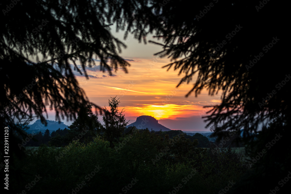 Aussicht auf den Lilienstein im Elbsandsteingebirge bei wunderschönem Sonnenuntergang