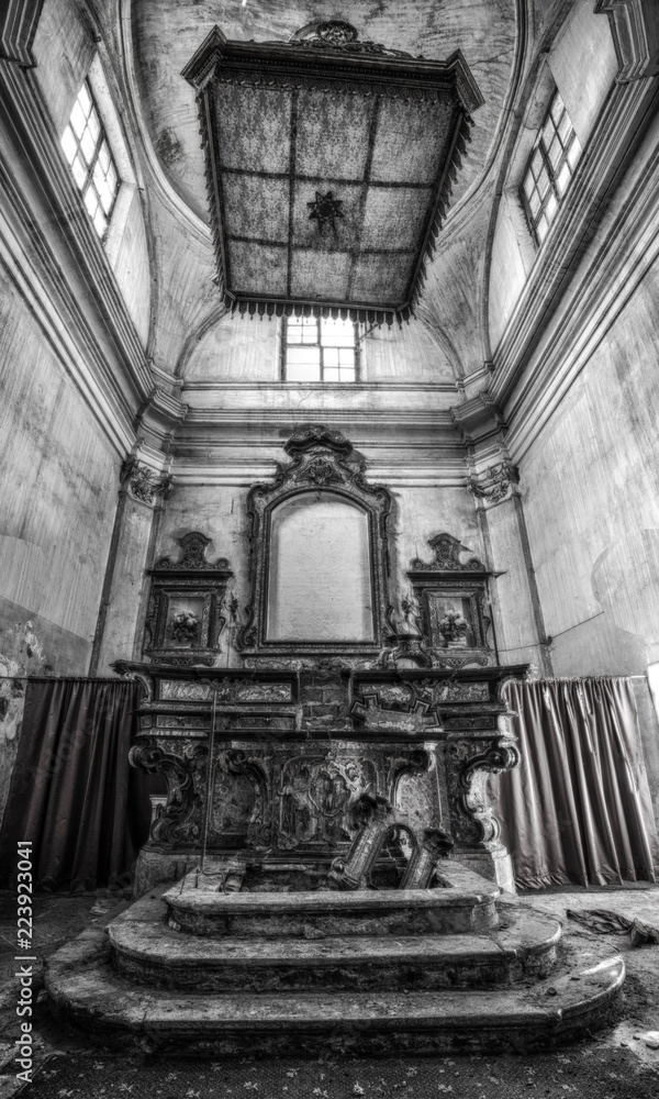 Verlassene, marode Geisterkirche 