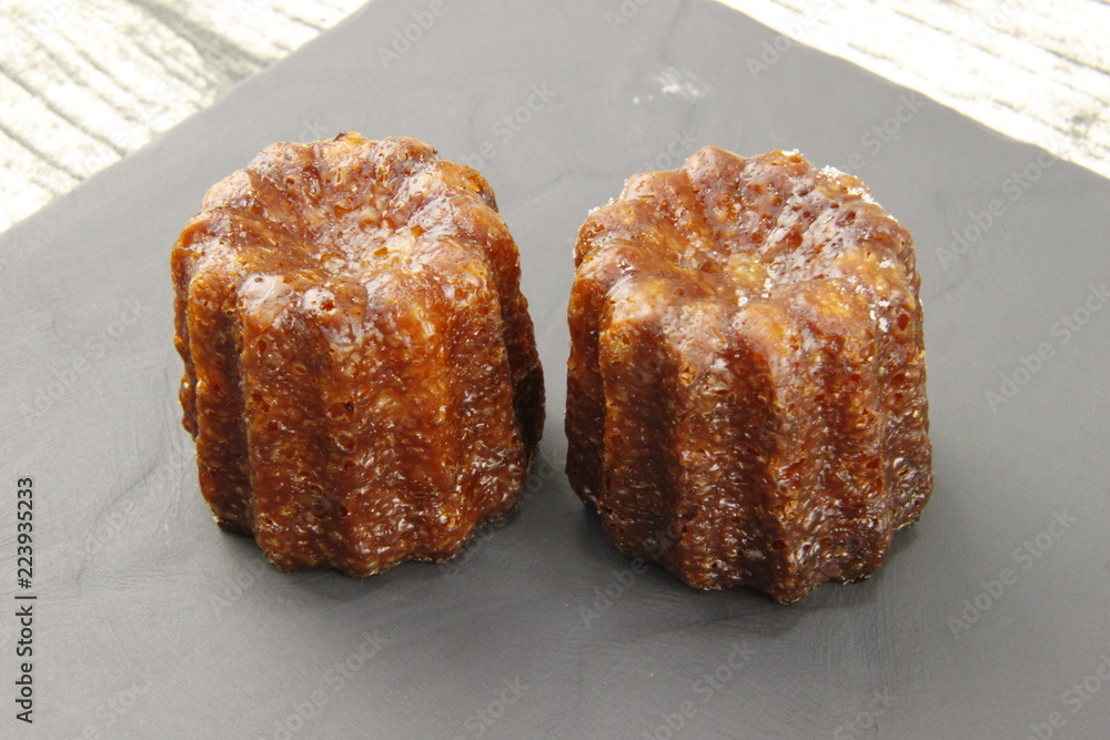 Canelés bordelais sur une ardoise Canelés bordelais sur une ardoise