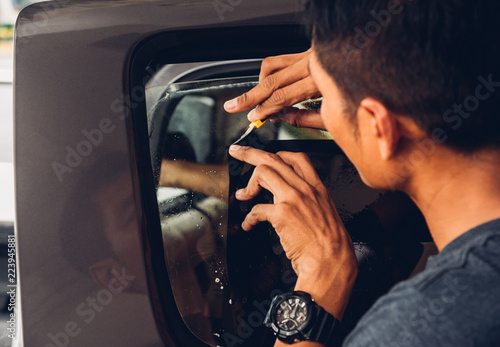 Man specialist service attached window film