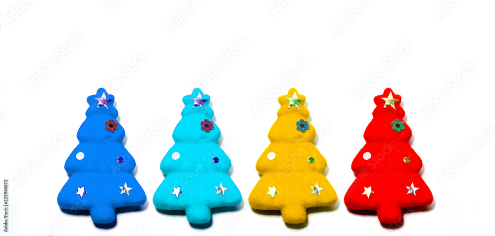 赤と黄色と青と水色のクリスマスツリーを白背景の上に並べて置く
赤と黄色と青と水色のクリスマスツリーを白背景の上に並べて置く