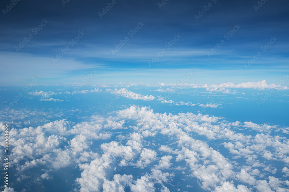 Sky background over spread cloud scatter, skyline separate zone between cloud and above blue