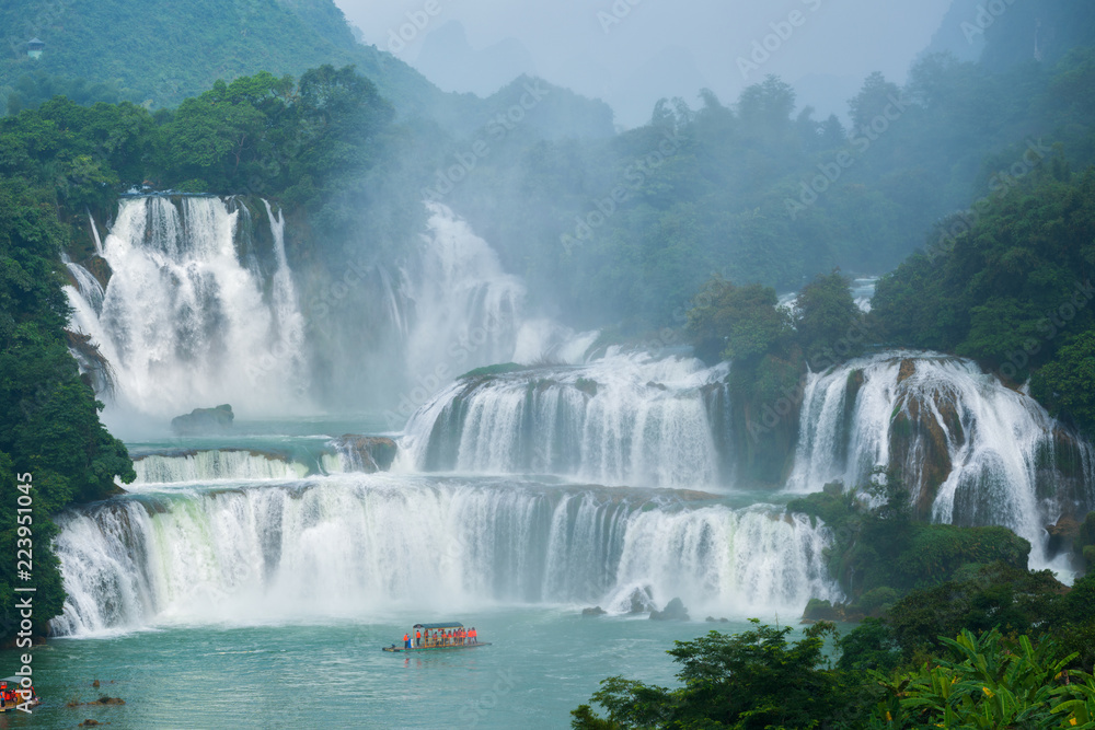 Bangioc - Detian waterfall is locate at border of China and Vietnam, It's famous water fall of both country. There are boat service tourist for see nearby the waterfall.