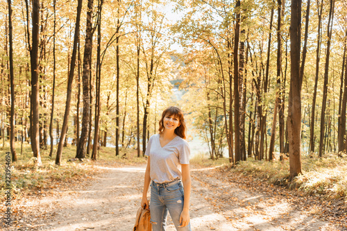 Fotografia Portrait of young woman in autumn park