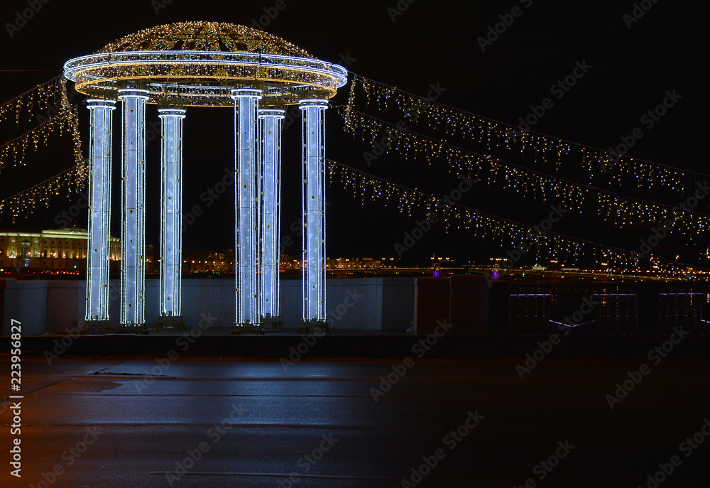Obraz premium Festive decoration of the center of St. Petersburg for the New year.