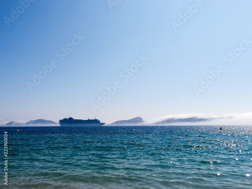 Islas cíes con transatlántico © Tony Carbajo